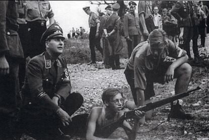 El abuelo de Ferdinand, Baldur von Schirach, de uniforme, durante un entrenamiento de las juventudes hitlerianas.