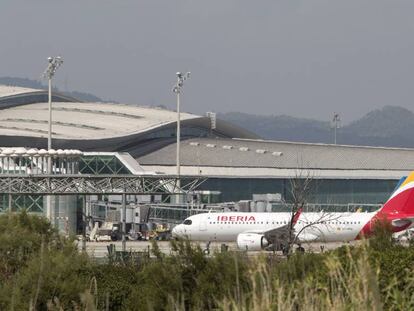 Un avión de Iberia en el aeropuerto de El Prat.