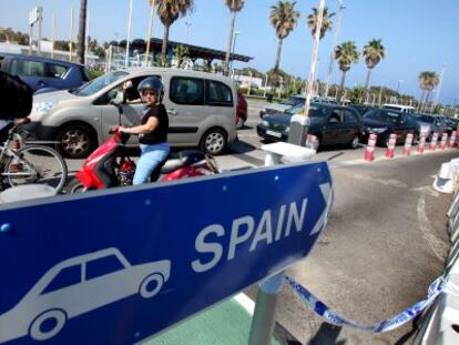 Colas de coches esperan para poder salir de Gibraltar en 2014.