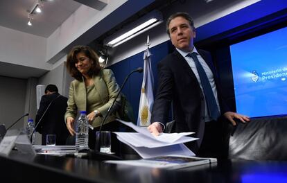 El ministro de Hacienda, Nicolás Dujovne y la jefa de Gabinete la OCDE, Gabriela Ramos, presentan en Buenos Aires el informe de la organización.