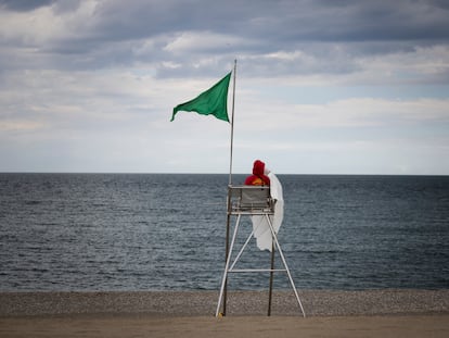 Torre de salvaguarda en la playa del Fòrum, en Sant Adrià, en junio.