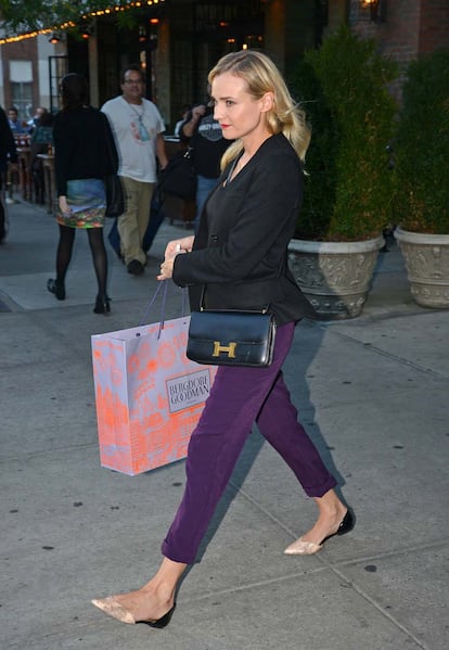 Diane Kruger sabe qué elegir para estar perfecta en una mañana de compras. Con este pantalon morado y americana demuestra que ir cómoda no esta reñido con ir a la última.