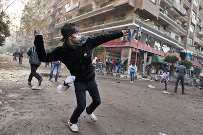 Un manifestante lanza piedras contra la policía cerca del ministerio del Interior.