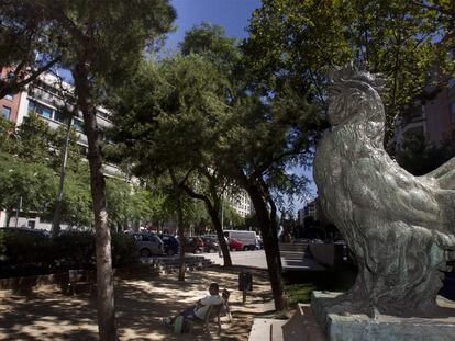 El gallo que preside la plaza del Gall, en la confluencia de Casanova con la avenida de Roma y Aragó. Mejor habría sido un mono.