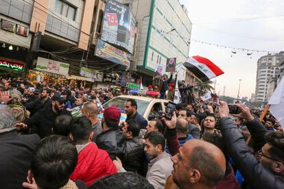 Los congregados gritaban "¡Muerte a Estados Unidos!" cuando acompañaban los féretros, este sábado en Bagdad (Irak).