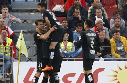 Los jugadores del Levante celebran el primer gol de Barral.