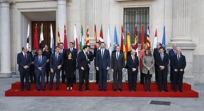 El Rey, Mariano Rajoy y Soraya Sáenz de Santamaría en la VI Conferencia de Presidentes Autonómicos celebrada en el Senado en enero de 2017.