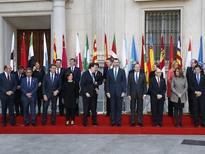 El Rey, Mariano Rajoy y Soraya Sáenz de Santamaría en la VI Conferencia de Presidentes Autonómicos celebrada en el Senado en enero de 2017.