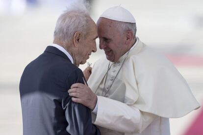 El Papa abraza al presidente israelí, Shimon Peres a su llegada al aeropuerto de Ben Gurion, en las afueras de Tel Aviv.