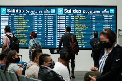 Pasajeros esperan su abordaje en el Aeropuerto Internacional Benito Juárez de Ciudad de México, en julio de 2022.