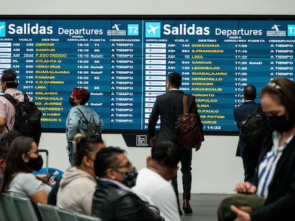 Pasajeros esperan su abordaje en el Aeropuerto Internacional Benito Juárez de Ciudad de México, en julio de 2022.