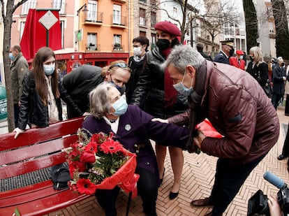 Homenaje que autoridades civiles y militares han realizado este lunes en Pamplona en el lugar del atentado de ETA de 1985 en el que murieron el niño Alfredo Aguirre y el policía nacional Francisco Miguel. En la imagen, la madre del pequeño, Carmen Belascoáin (sentada), saluda a Javier Caballero, hijo del edil de UPN Tomás Caballero, asesinado por ETA en 1998, en presencia de Verónica Miguel (con boina roja), hija del policía nacional.