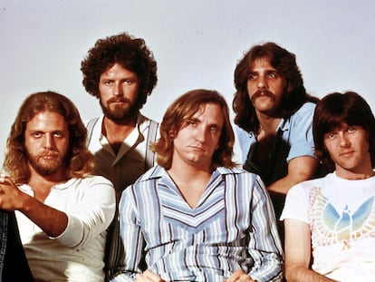 Randy Meisner (primero por la derecha), junto con los demás componentes de los Eagles, Don Felder, Don Henley, Joe Walsh y Glenn Frey, en una imagen promocional sin datar.