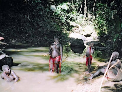 Mujeres de la tribu jarawa, en las islas Andam&aacute;n (India)