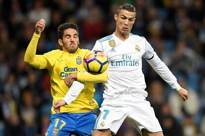 El delantero del Real Madrid Cristiano Ronaldo compite por el balón con el defensa de Las Palmas Pedro Bigas Rigo.  