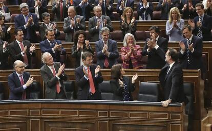 Mariano Rajoy saluda a la bancada popular tras su intervención en la sesión de control parlamentario que despide la legislatura.