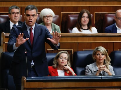 El presidente del Gobierno, Pedro Sánchez, junto a la vicepresidenta primera, Nadia Calviño, y la ministra de Trabajo, Yolanda Díaz, durante la última sesión de control antes de la campaña de las elecciones municipales.