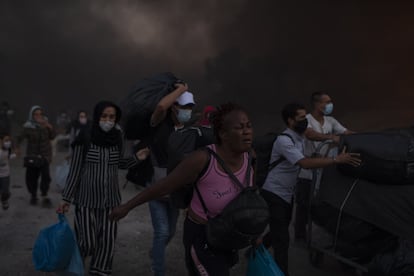 Migrantes huyen del campo de refugiados de Moria