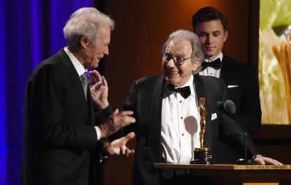 Clint Eastwood y Lalo Schifrin, durante los Oscars honoríficos este domingo en Los Ángeles.