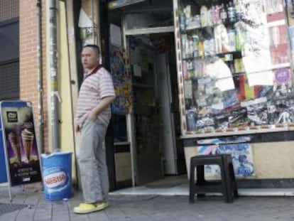 El padre de la niña secuestrada, delante de su tienda en Ascao.