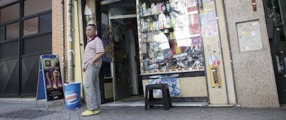 El padre de la niña secuestrada, delante de su tienda en Ascao.