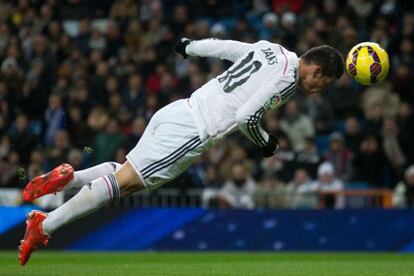 James marca ante en la primera vuelta ante el Sevilla.