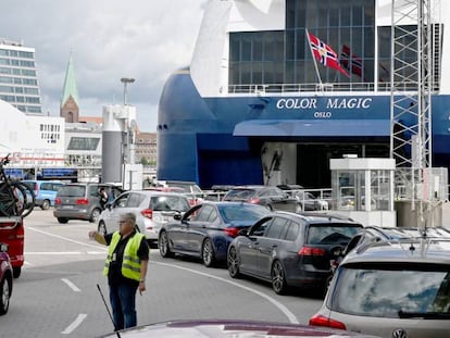 Pasajeros en en coche se dirigen a los ferris de MS Color Magic, en el puerto de Oslo (Noruega). 