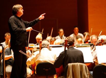 El director Günter Neuhold, ayer en un ensayo de la Orquesta Sinfónica de Bilbao.
