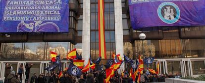 Los okupas del grupo neonazi Hogar Social Madrid se manifiestan tras haberse aplazado su desalojo de la antigua sede de Banco Madrid.