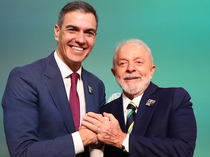 Pedro Sánchez y el presidente de Brasil, Luiz Inácio Lula da Silva, este viernes en Dubái, en una foto distribuida por La Moncloa.