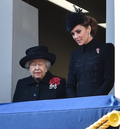 La duquesa de Cambridge junto a Isabel II la mañana del domingo en Whitehall.