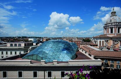 Esta original cristalera cubre el palacete romano que sirve de 'flagship' de H&M en la capital italiana.