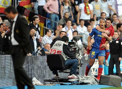 Henry festeja su gol con Messi ante la desolación de Juande Ramos