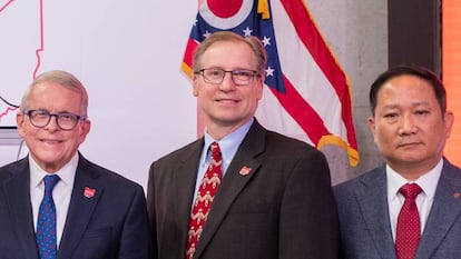 El Gobernador de Ohio, Mike DeWine; el vicepresidente ejecutivo de American Honda Motor, Bob Nelson, y el vicepresidente senior de LG Energy Norte América, Sukwon Choi, el pasado octubre.