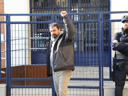 El alcalde de Celrà, Dani Cornellà, en su salida de la comisaría.  
