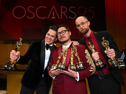 TOPSHOT - US producer Jonathan Wang (L), winner of the Oscar for Best Picture for "Everything Everywhere All at Once", US director Daniel Kwan (C) and US director Daniel Scheinert (R), winners of the Oscar for Best Director for "Everything Everywhere All at Once", attend the 95th Annual Academy Awards Governors Ball in Hollywood, California on March 12, 2023. (Photo by ANGELA WEISS / AFP)