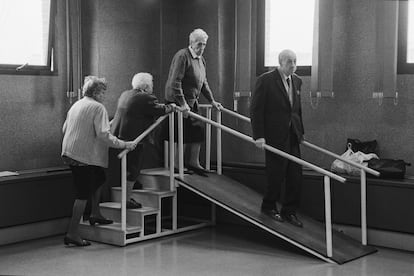 Unos ancianos, en un centro de mayores de Chamberí, en 1997.