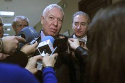 El ministro de Exteriores, José Manuel García Margallo, atendiendo a los medios de comunicacion. EFE/Archivo