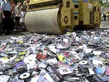 Imagen de archivo de destrucción de CD piratas.