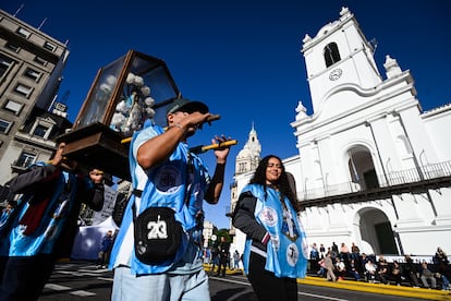 Fieles congregados en Plaza de Mayo, en las cercanías de la Catedral Metropolitana.