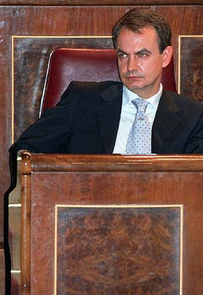 El líder del PSOE, José Luis Rodríguez Zapatero, en su escaño.