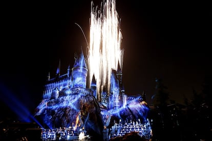 Fuegos artificiales en el castillo de Hogwarts durante la inauguración de la atracción 'The Wizarding World of Harry Potter' en Universal Studios en Los Ángeles, California.