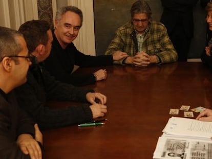 Ferran Adrià agarra la mano de su socio Juli Soler durante la constitución oficial de elBullifoundation.