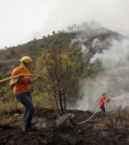 Dos mujeres combaten el fuego en Carlet