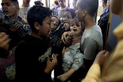 Un niño palestino herido y otros miembros de la familia Baraka llegaban este lunes al hospital Nasser en Jan Yunis (sur de la franja de Gaza) para ser atendidos tras un ataque israelí. 