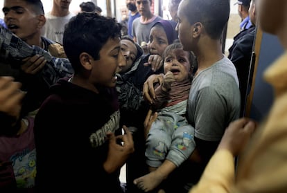 Un niño palestino herido y otros miembros de la familia Baraka llegaban este lunes al hospital Nasser en Jan Yunis (sur de la franja de Gaza) para ser atendidos tras un ataque israelí.