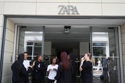 Trabajadores de una tienda de Zara en la entrada del establecimiento.