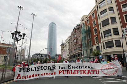 Pensionistas se manifiestan en Bilbao en contra de la subida del precio de la luz.