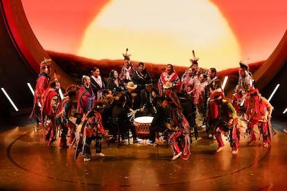 Cantantes y bailarines de la nación Osage presentan una pieza de la película 'Los asesinos de la luna', durante la ceremonia. 