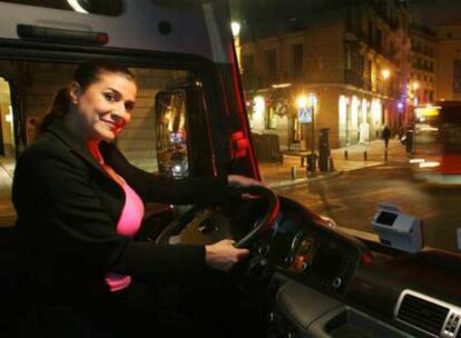 Cecilia Bartoli, el pasado lunes, al volante del camión en el que lleva la exposición itinerante sobre María Malibrán.